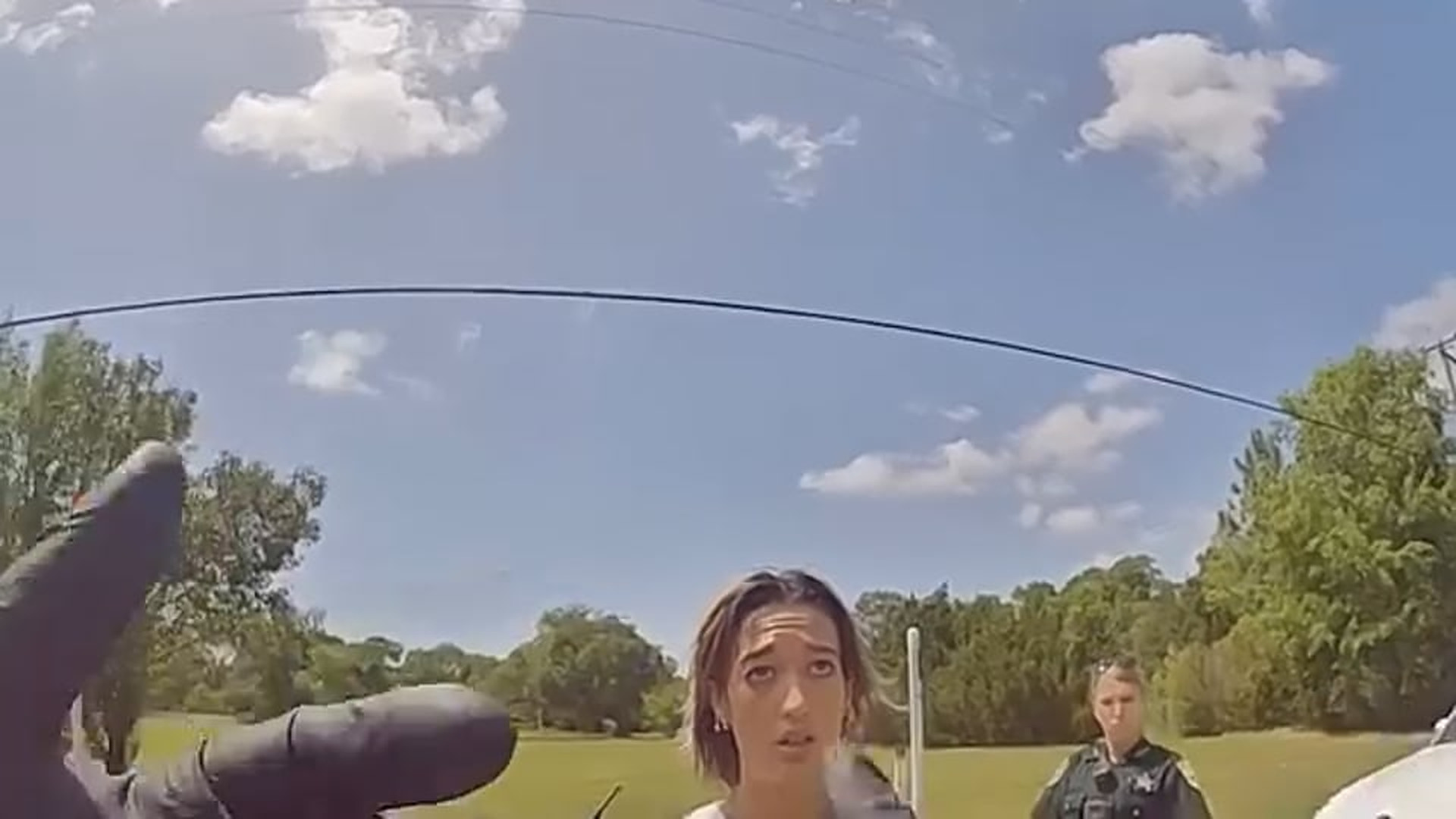 H1807006_Girl Gets Busted, Decides to Put Up a Fight#trendingreels #feed #facebook #PoliceInvestigation #facebookreels #trending