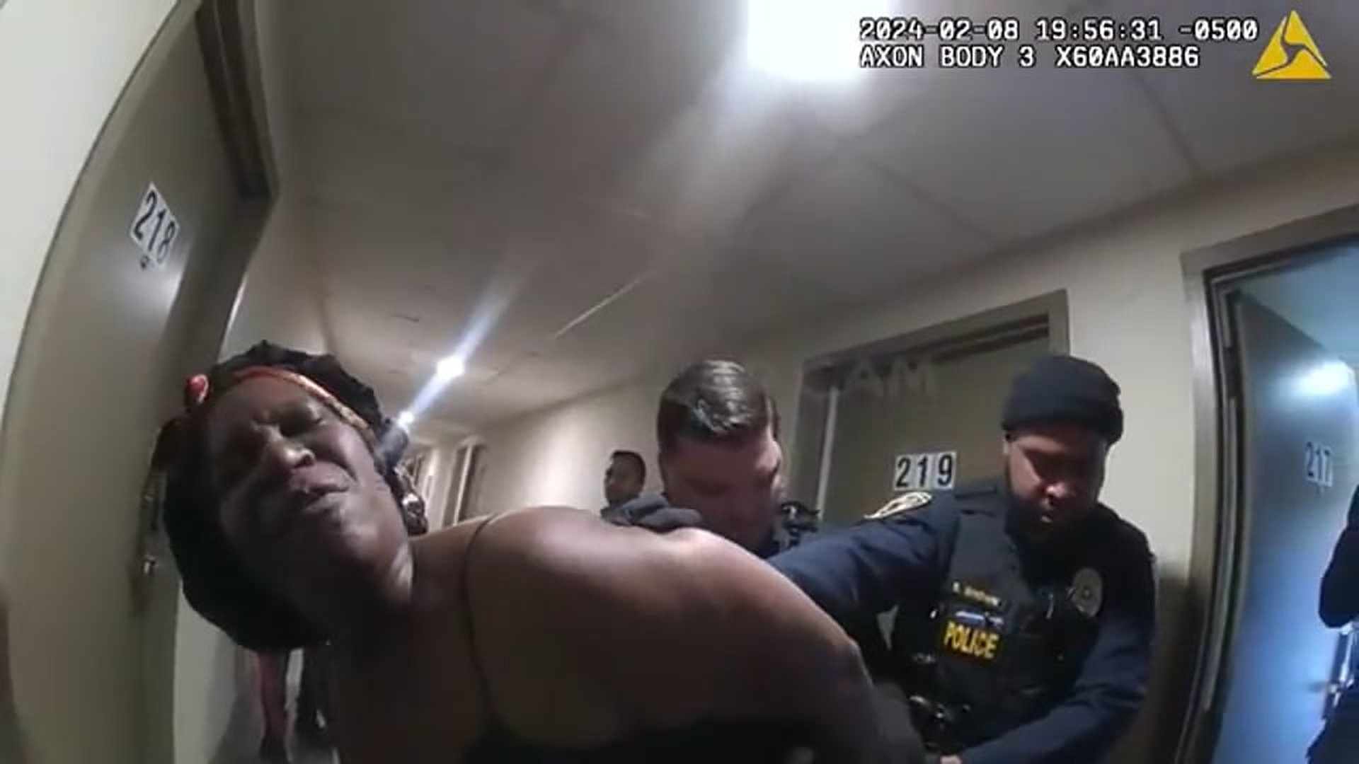 H0608043_Police Instantly Shut Down Woman Who Thought She Was in Charge