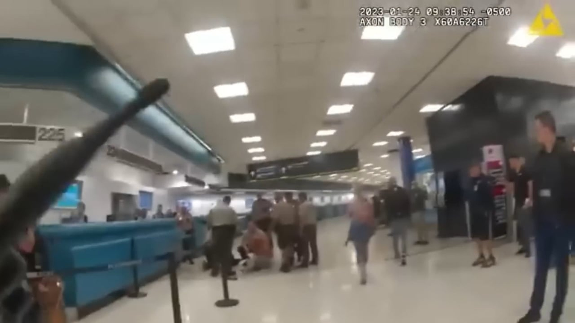H1908112_She Threw a Sign at an Airline Worker — Then Tried to Fight Police Too : MIA Air