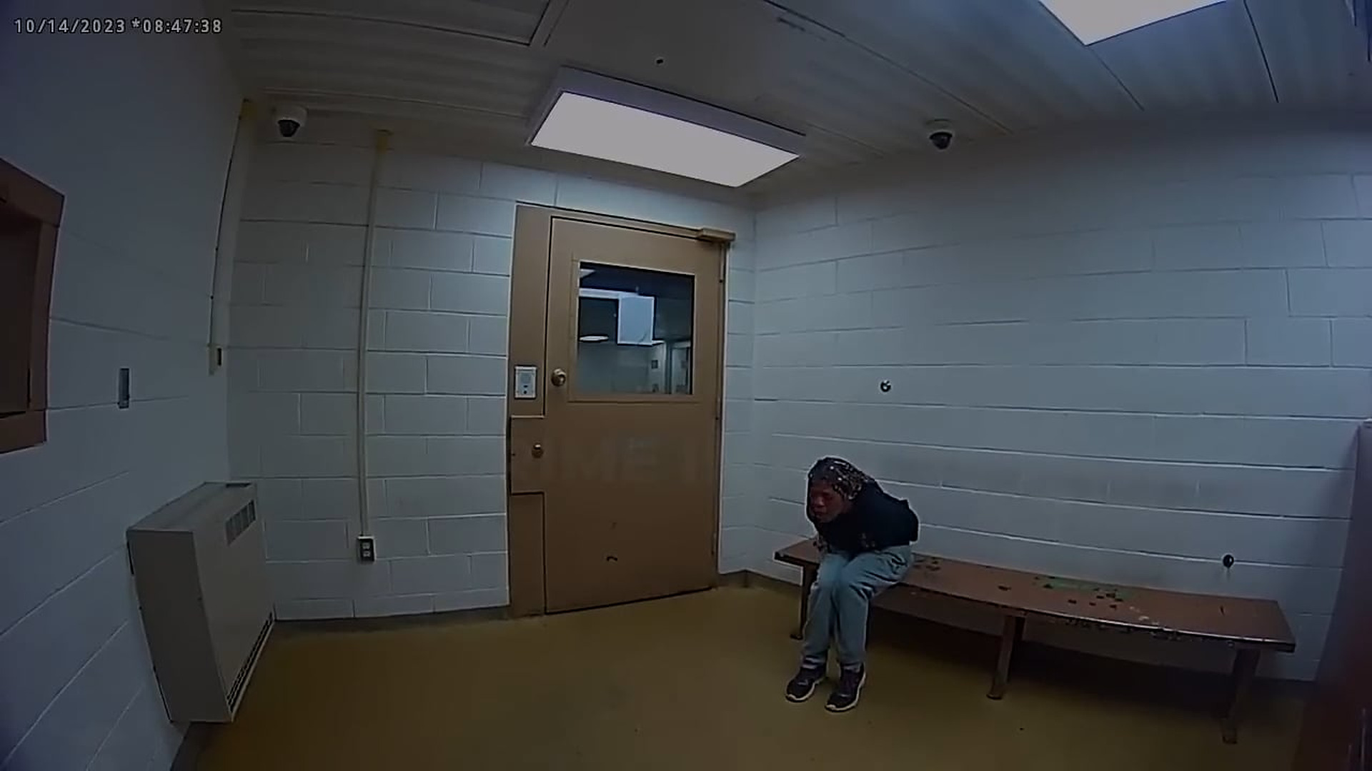 H2608048_21 Year Old Girl Tries to Beat Up Boyfriend in Front of Cops, Gets Instant Karma!