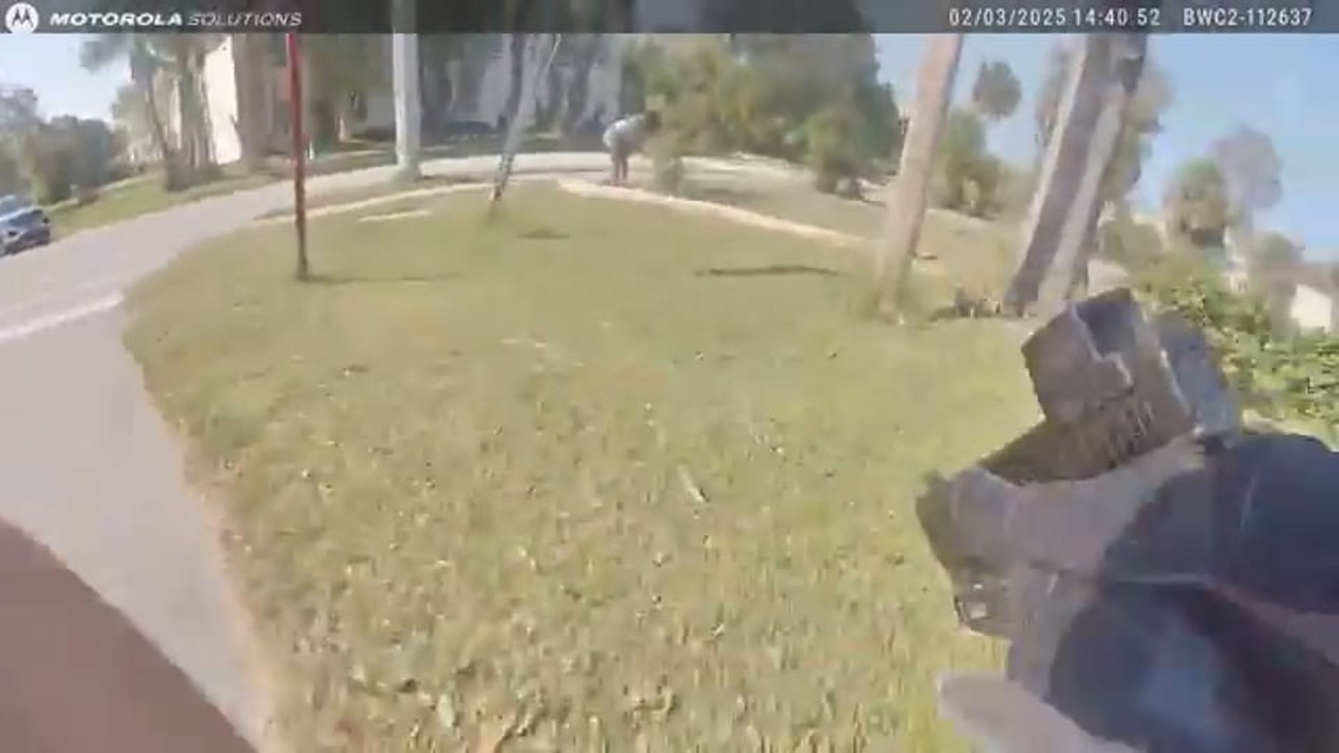 H1709037_Suspicious Couple Jumps Fences to Evade Police and the Ending